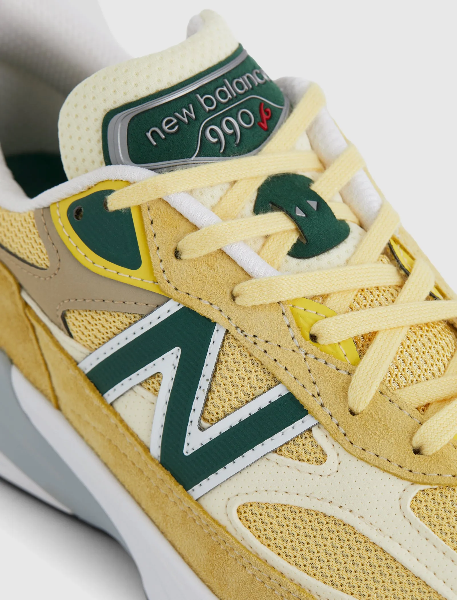 Tech Glow Skate Cool 990V6 "PALE YELLOW"