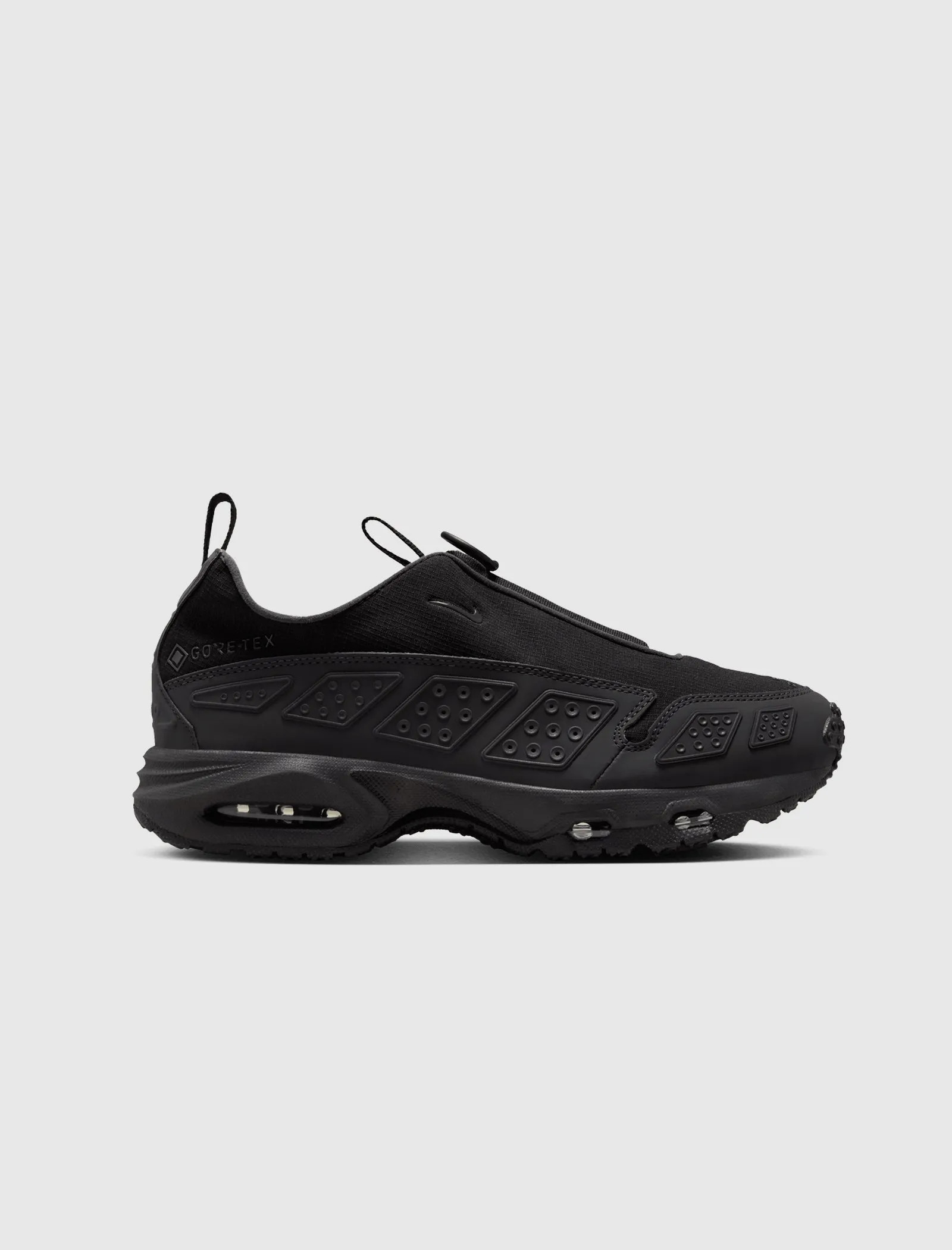 Modern Bold Color Pop WOMENS AIR MAX SUNDER GORE-TEX "BLACK/DARK SMOKE GREY"