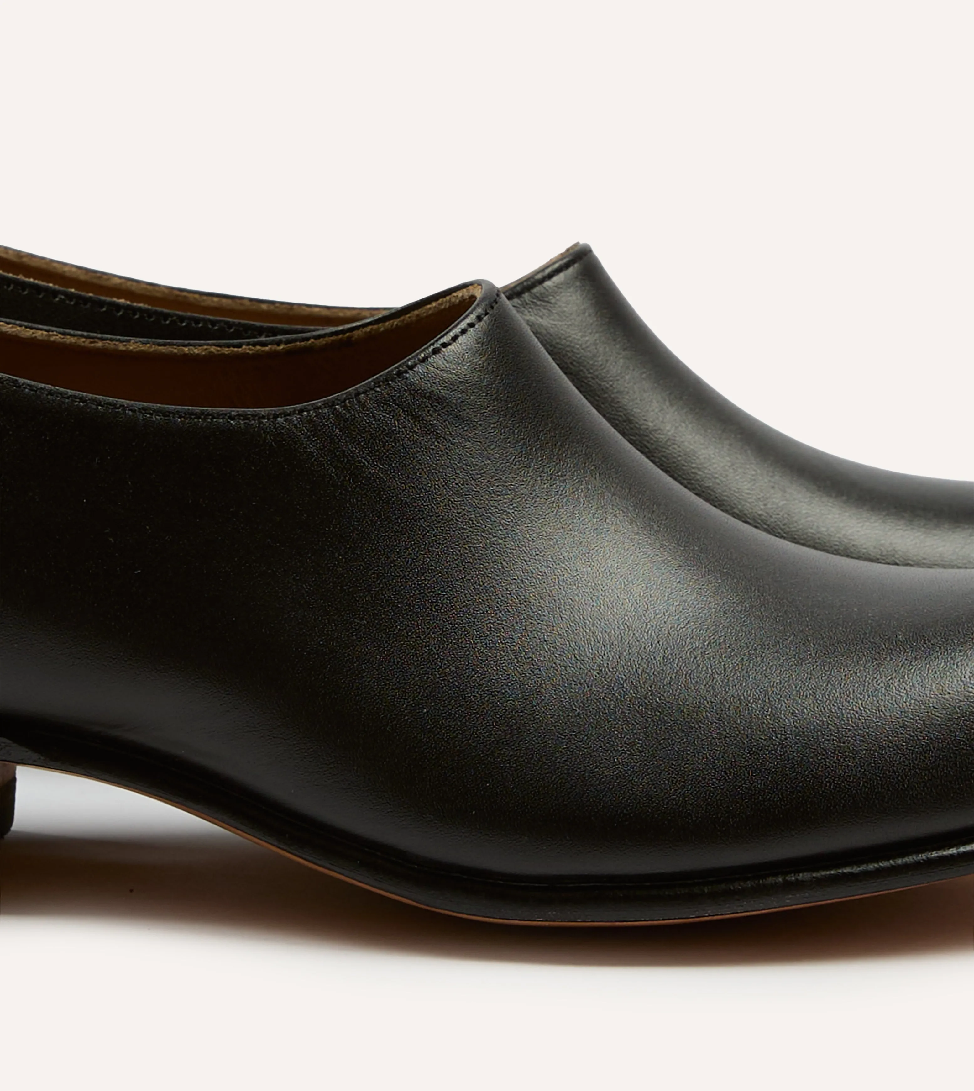 Run Free Chamula Black Leather Saarinen Shoe