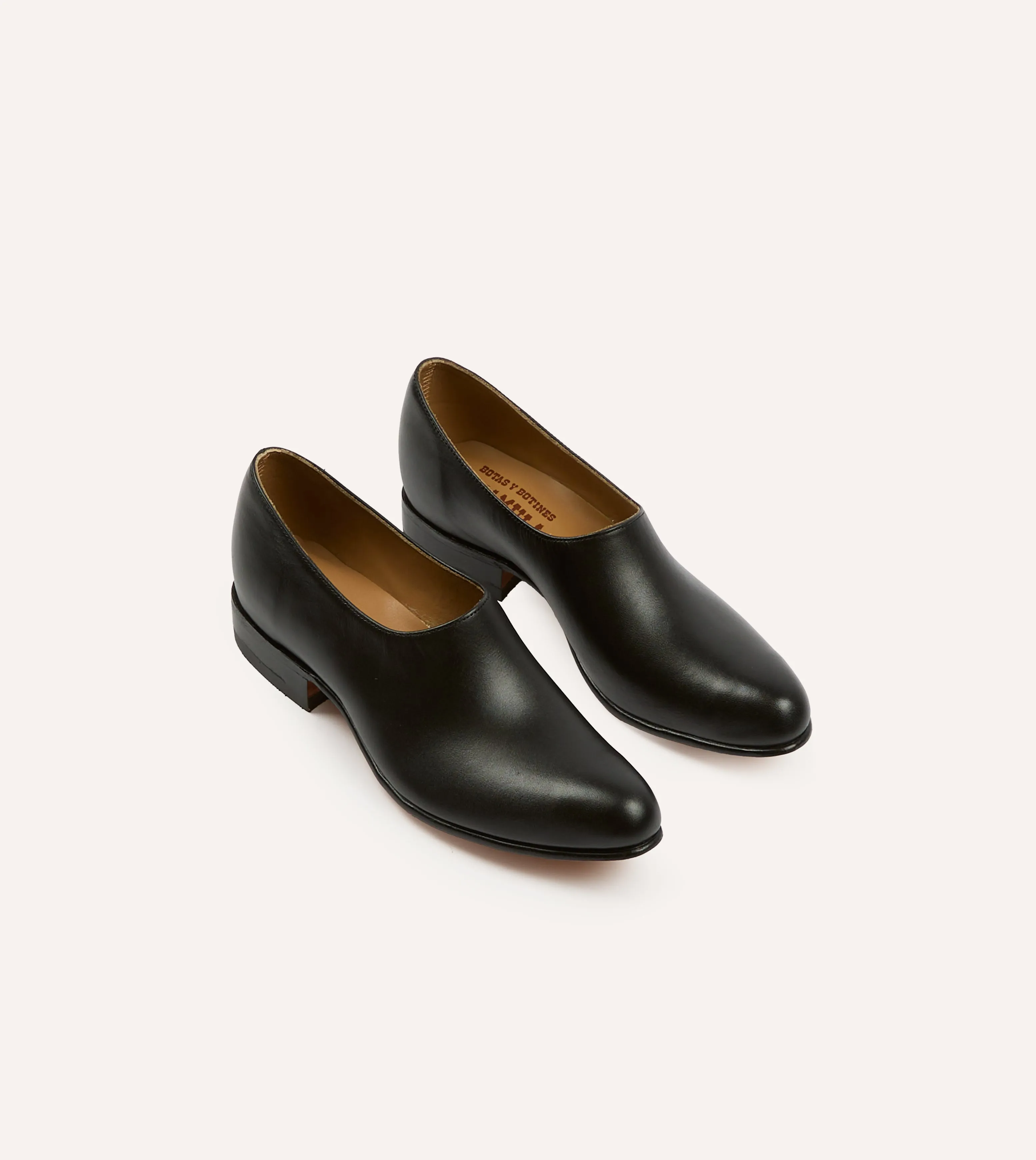 Cushioned Base Health Focused Chamula Black Leather Saarinen Shoe