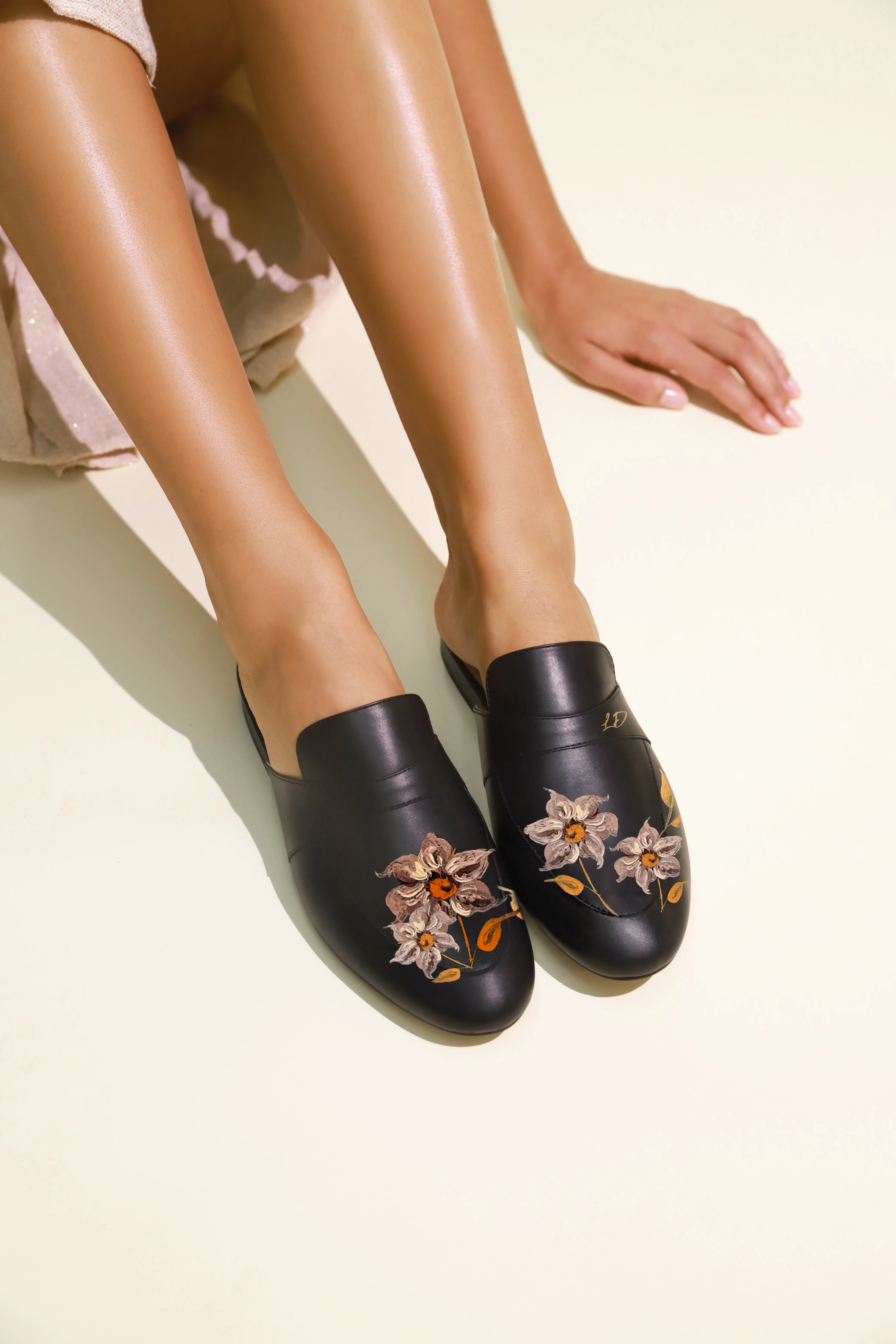 Comfy Glide Caramel Florals Black Mule