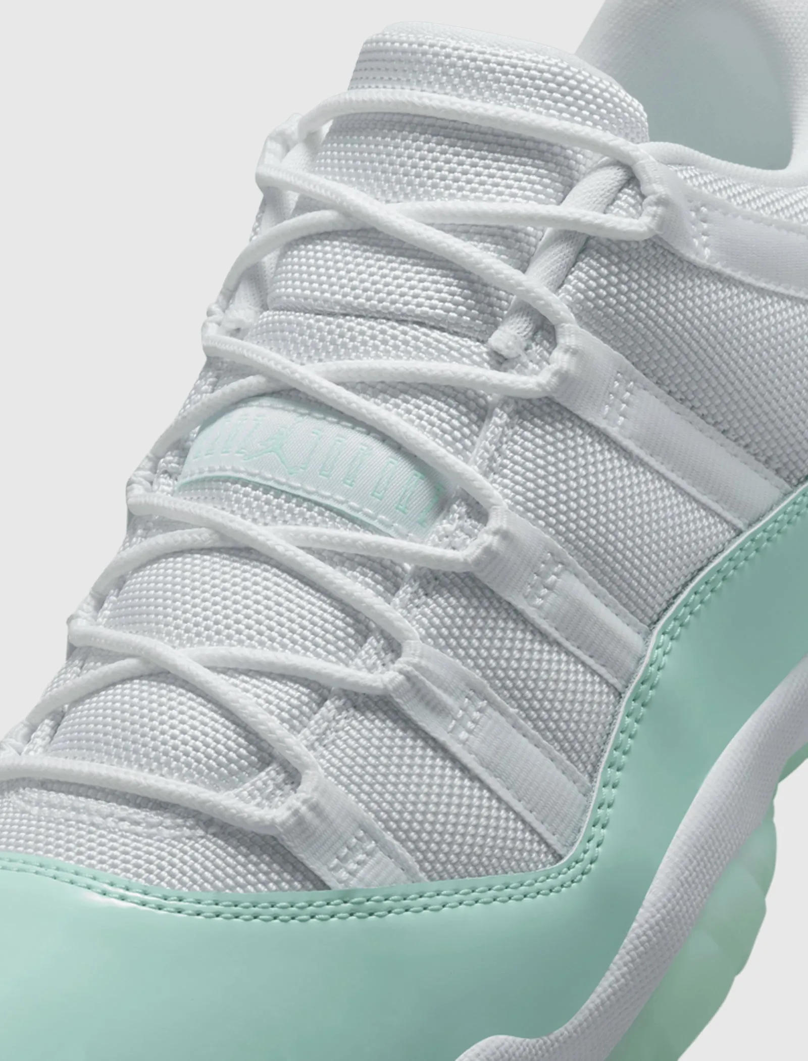 WOMEN'S AIR JORDAN 11 RETRO "IGLOO" Dad Pick