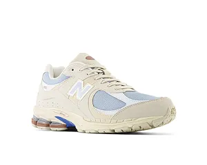 lugged outsole shoes Men`s 2002R Sneaker
