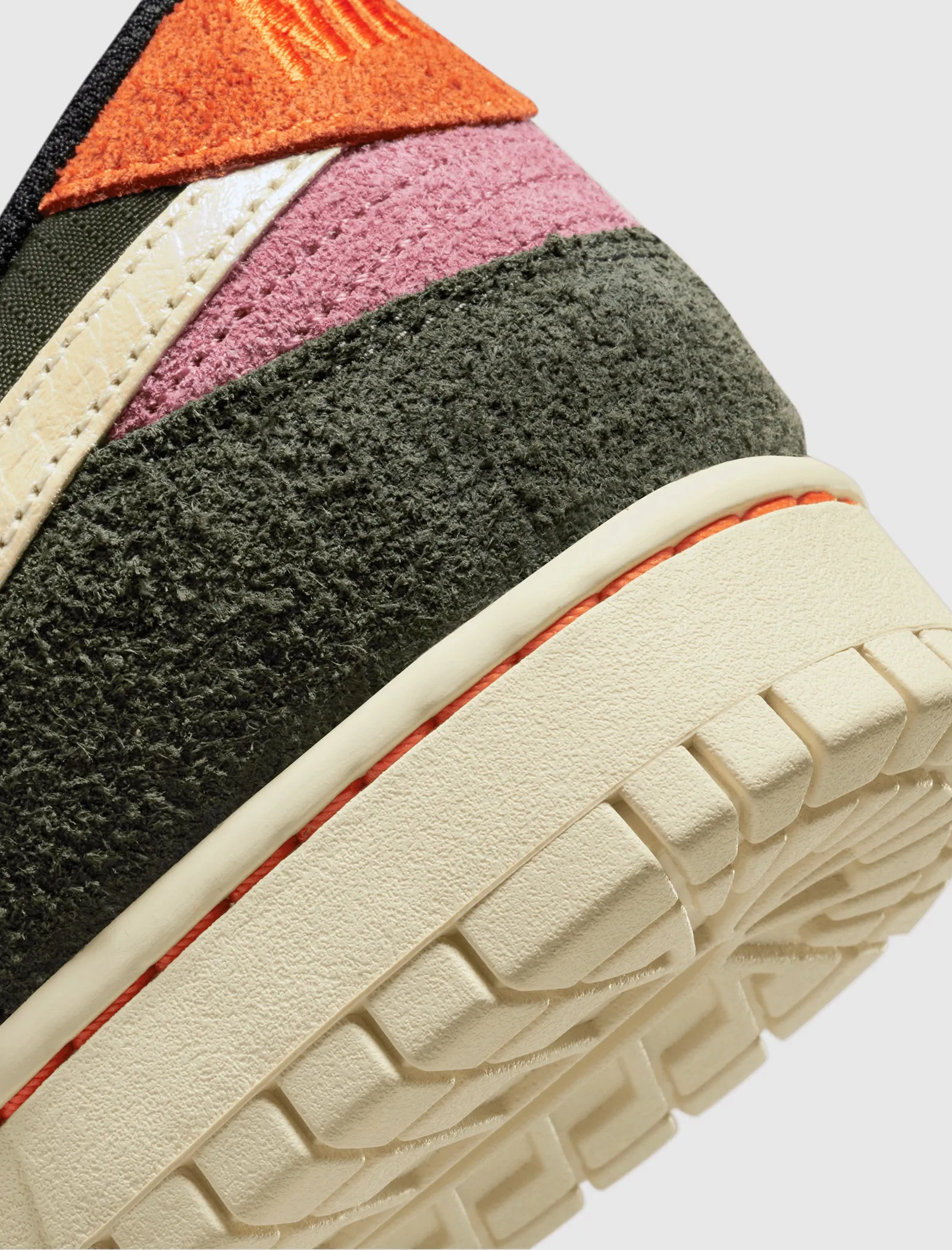 Business Mode DUNK LOW RETRO SE "RAINBOW TROUT"