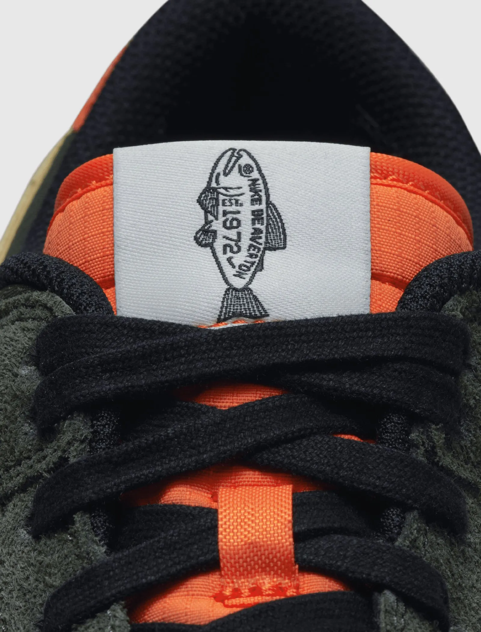 DUNK LOW RETRO SE "RAINBOW TROUT" Satin Glow