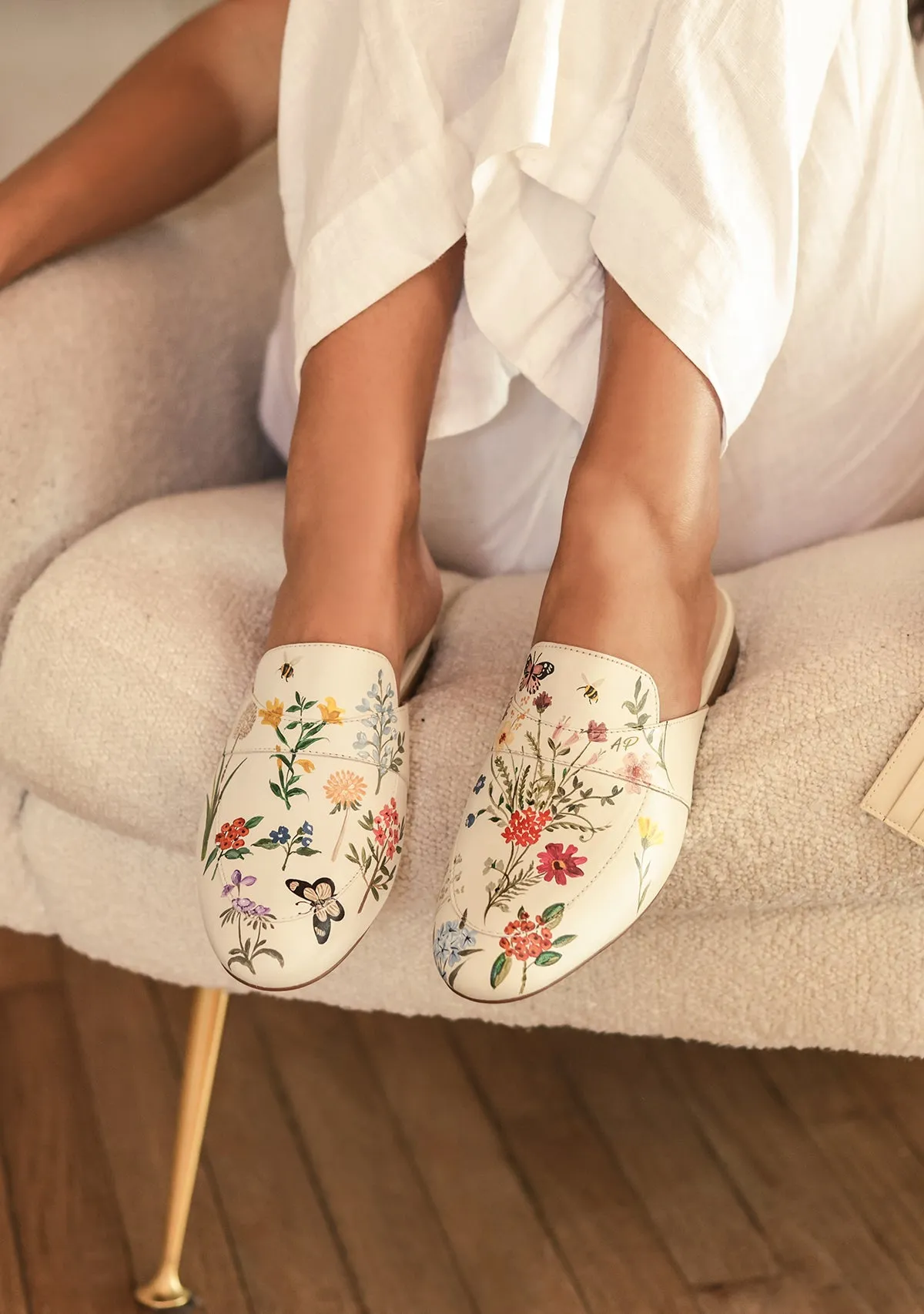 Simple Foot Step Pressed Flowers White Mule