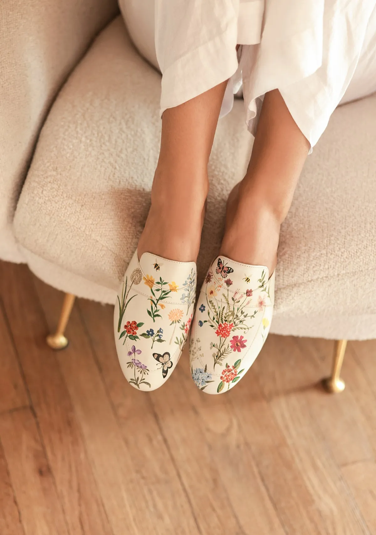 Pressed Flowers White Mule Simple Fit Shoes Modern