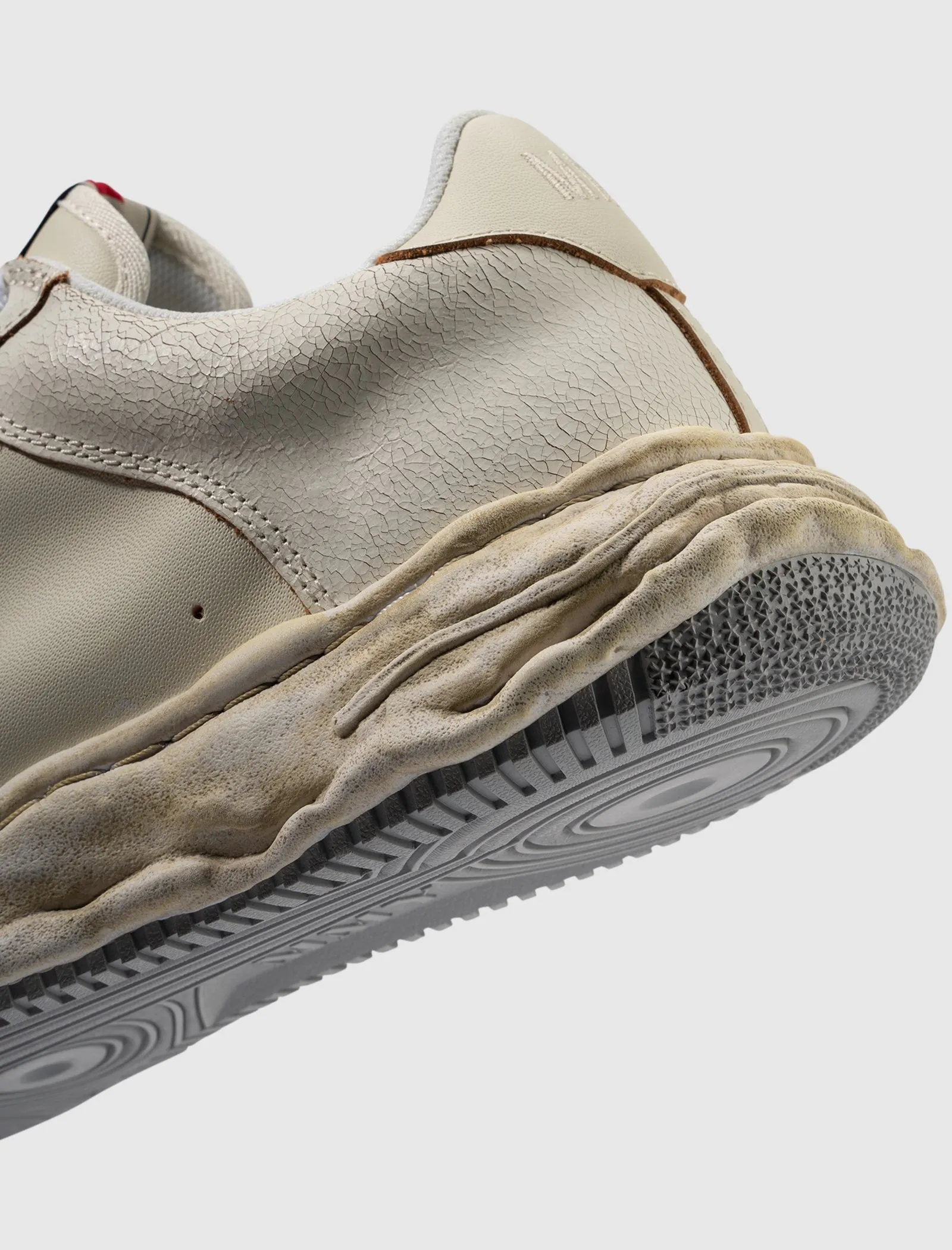Trail Ease Light Run WAYNE LOW TOP CRACKING LEATHER SNEAKERS "WHITE"