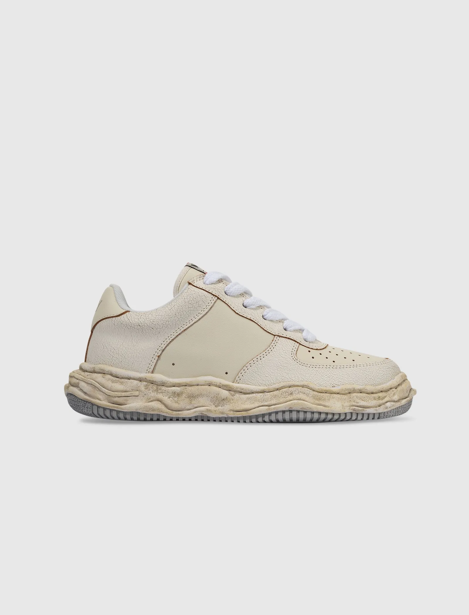 Supportive Core Active People WAYNE LOW TOP CRACKING LEATHER SNEAKERS "WHITE"