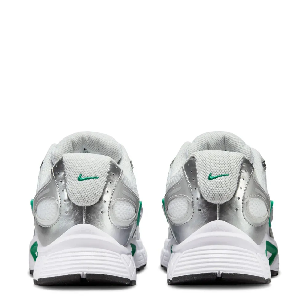 V5 RNR - Mens insulated hydration pack running in a basketball court area shoes